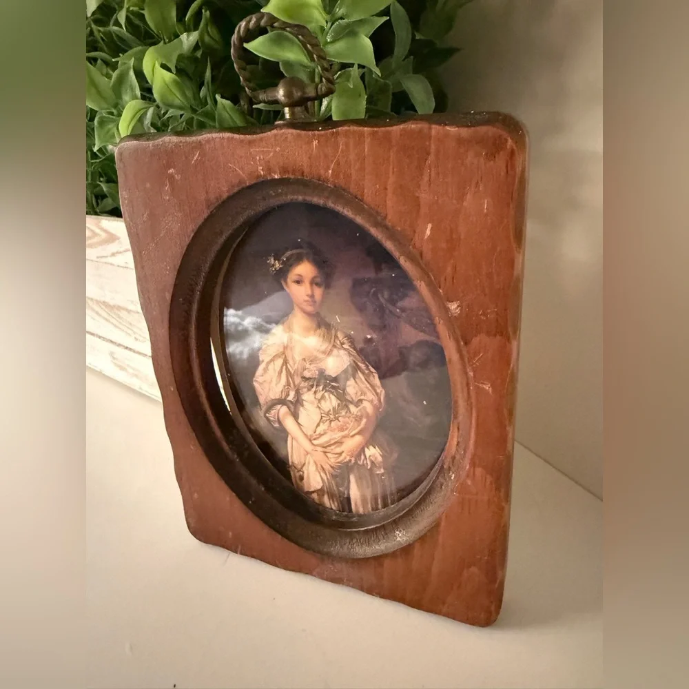 Vintage Wooden Picture Frame w/ Brass Twist Handle – Cottagecore Decor